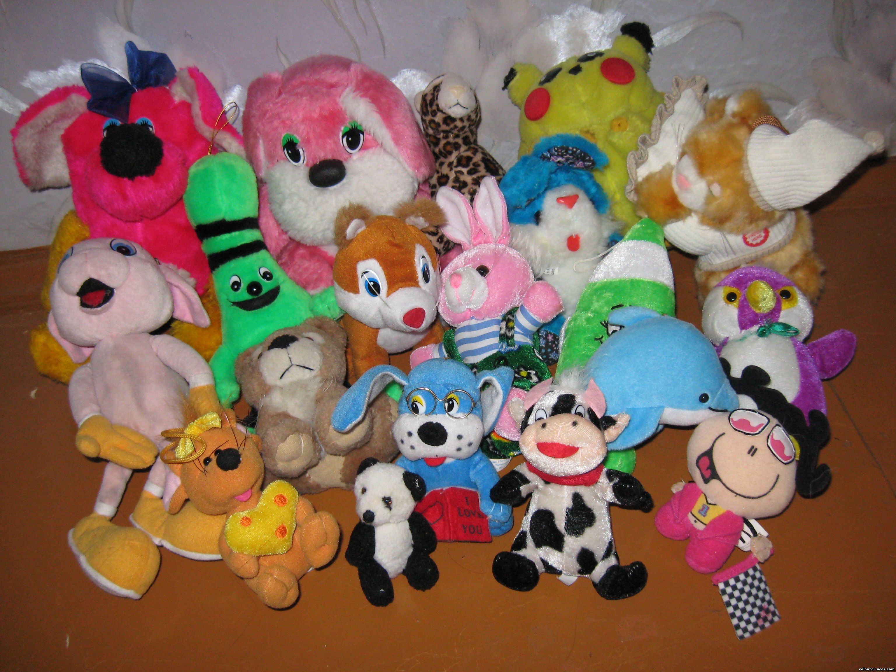 Игрушки, собранные для детей из детского дома